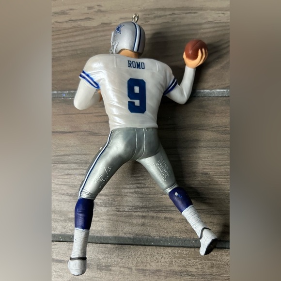 Hallmark NEW 2009 Christmas Ornament NFL Tony Romo 15th Football Legends series - Picture 3 of 10